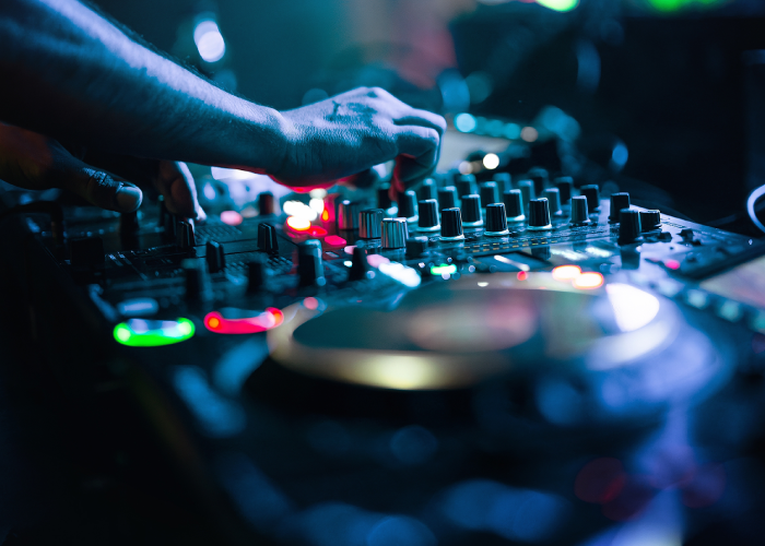 DJ CON MÚSICA PARA BAILAR